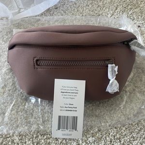 Dange Dover Ace sling Fanny pack NWT. Color-Dune